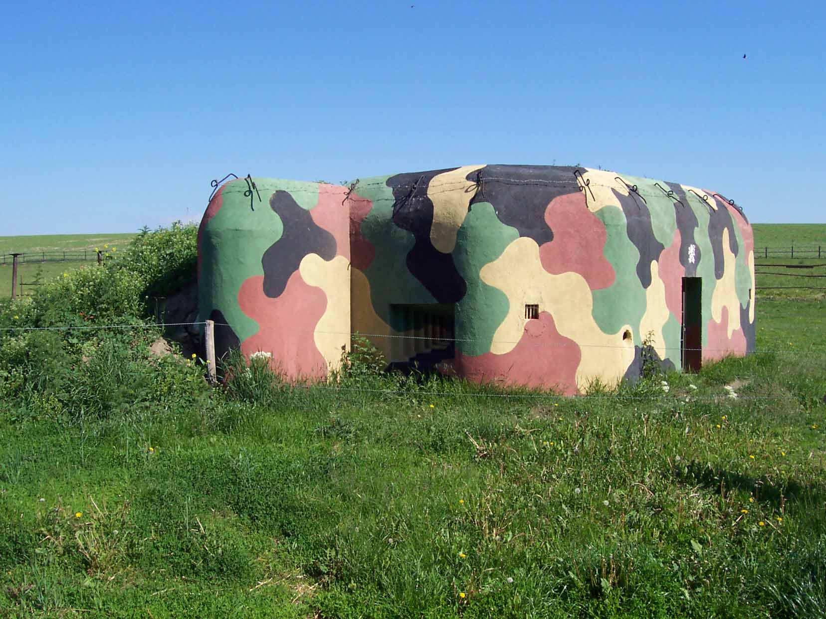 Rekonstruovaný bunkr u statku ve Studeněvsi. Veřejnosti nepřístupný