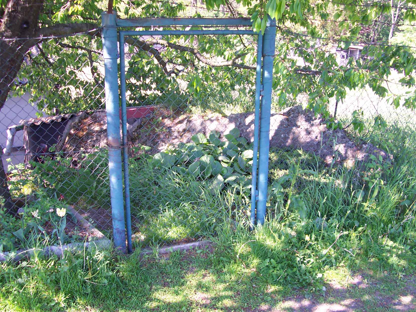 Stropní deska po bunkru č.11 v zahradě ve Studeněvsi