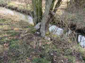 Nkolik vtch kus betonu je vyskldno dole u Bakovskho potoka
